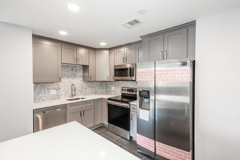 1004 Paradise Rd - Photo 1