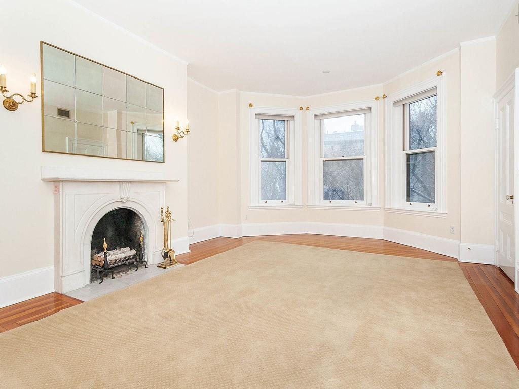 218 Commonwealth - Photo 1