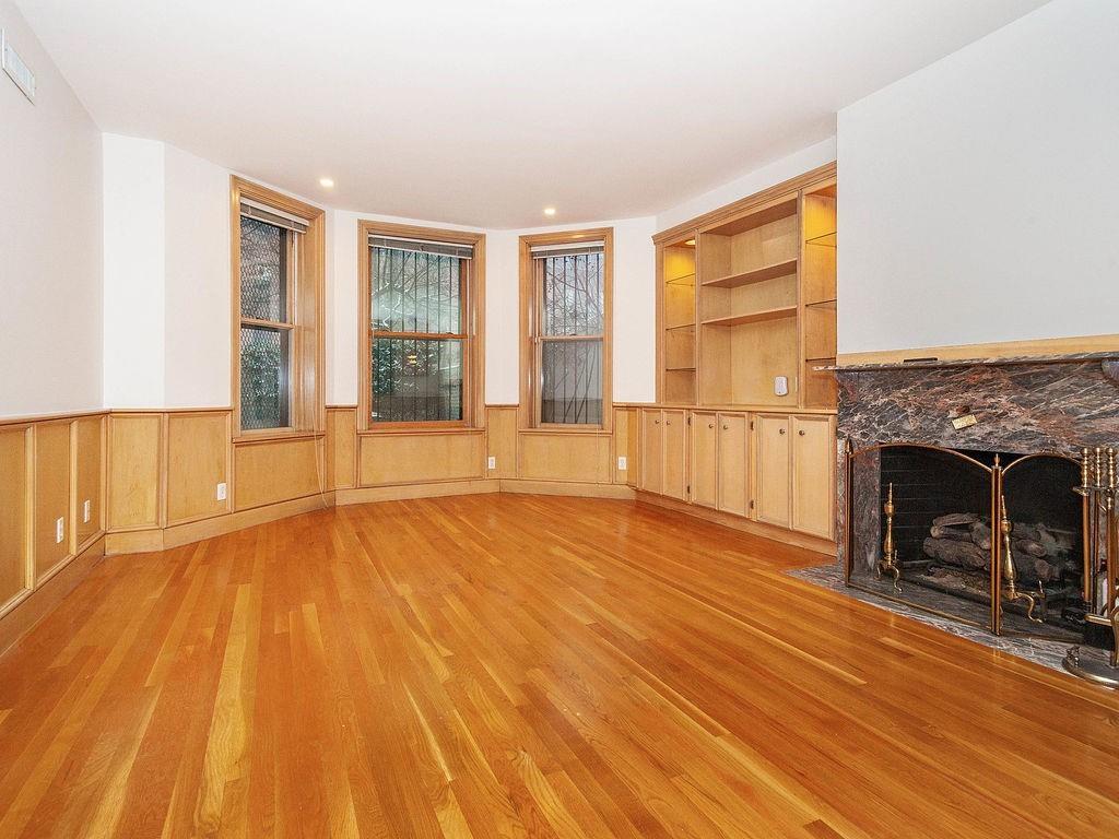 218 Commonwealth - Photo 1