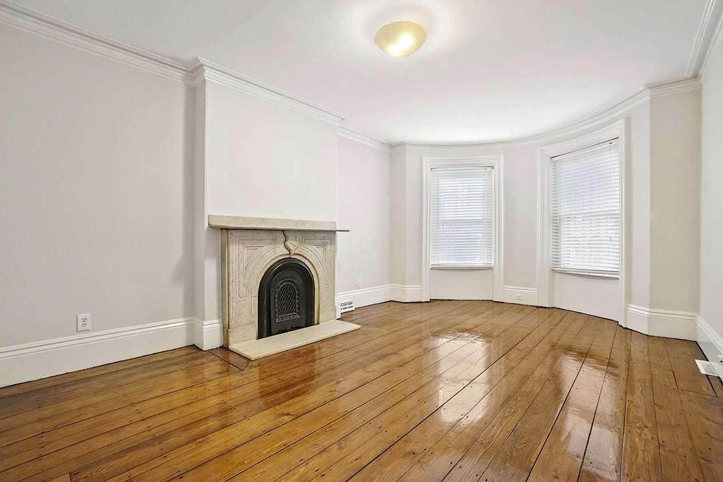 163 W Newton - Photo 1