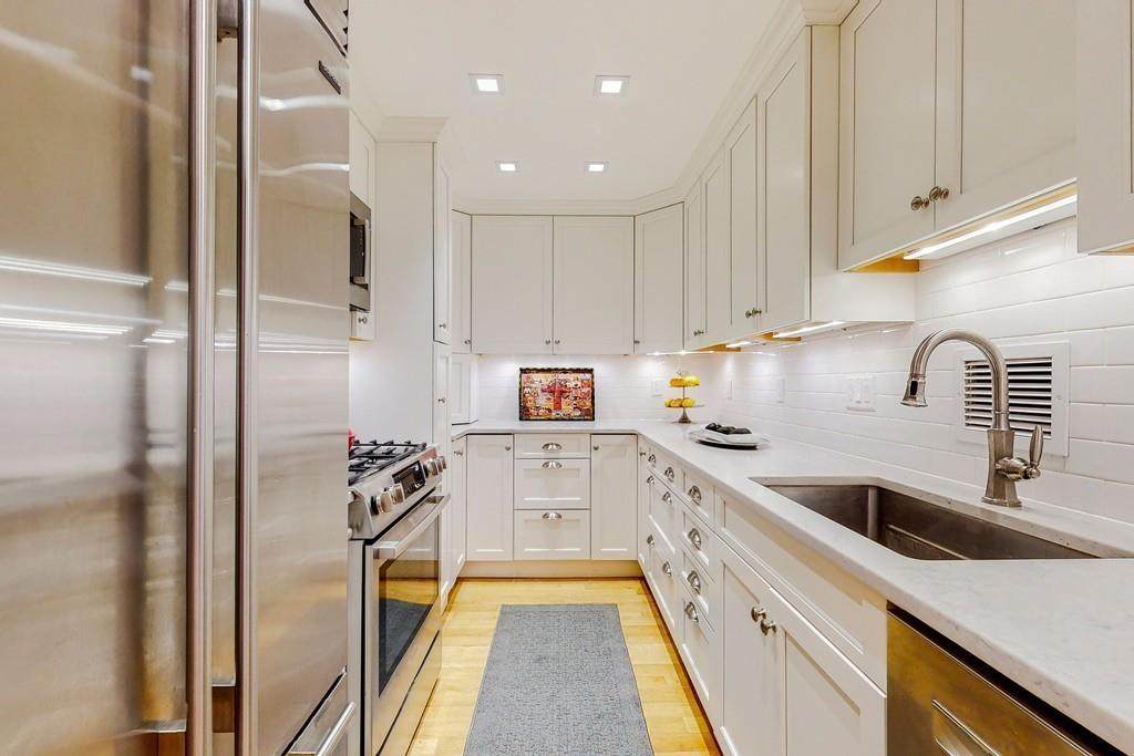 85 E India Row - Photo 1