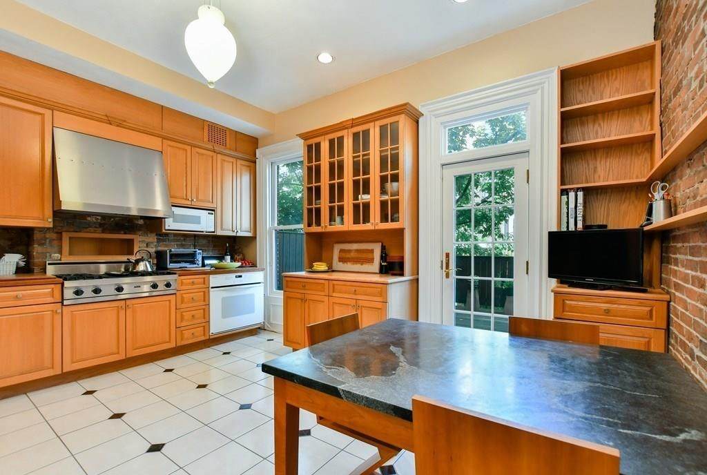 149 West Newton Street - Photo 1