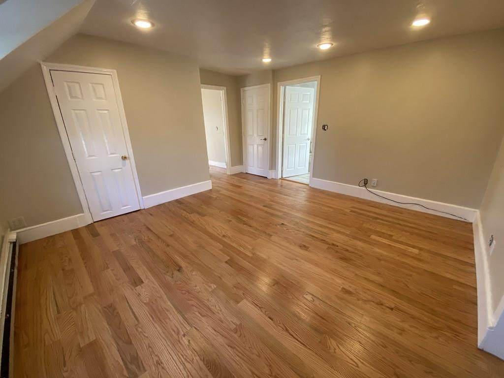 335 Baker St - Photo 1