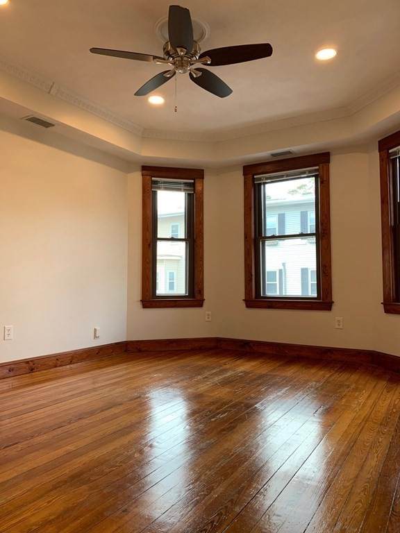 261 E - Photo 1