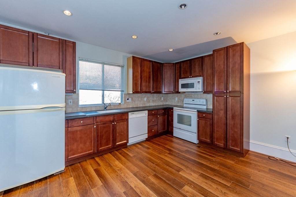 48 Newcomb - Photo 1