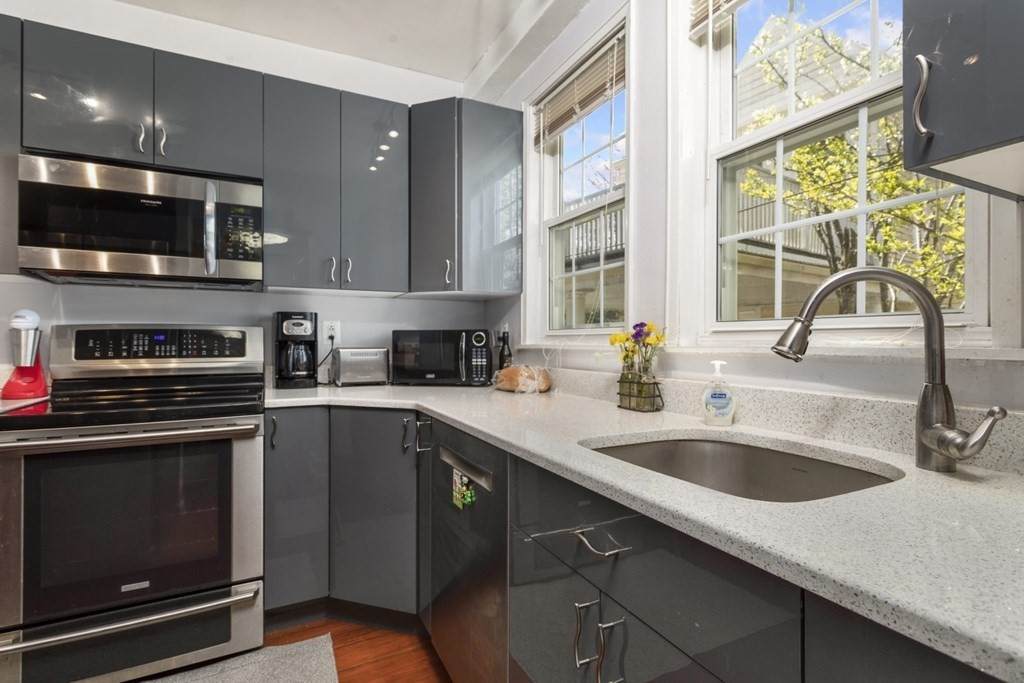 190 Linden St - Photo 1