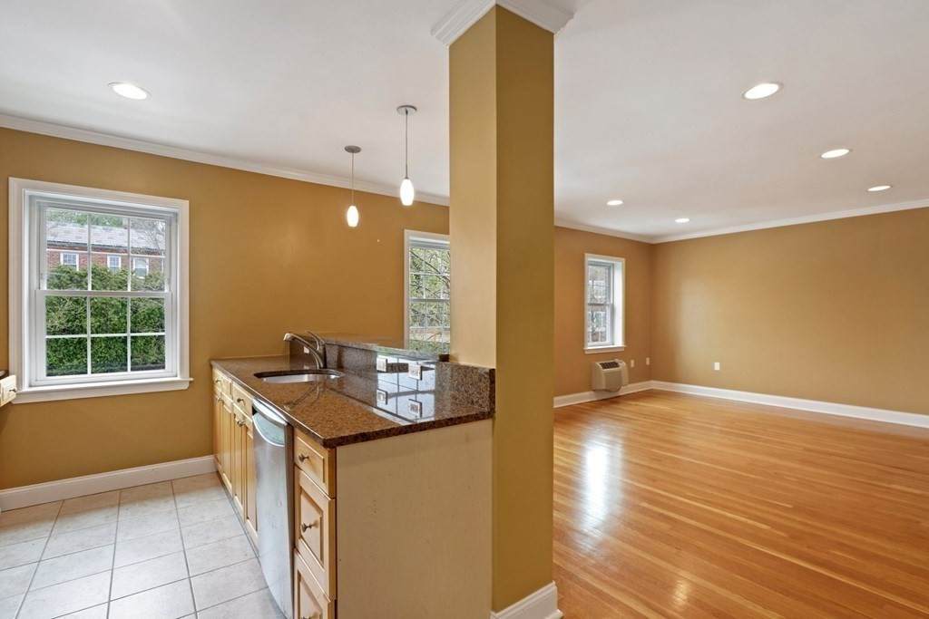 27-29 Commonwealth Ave - Photo 1