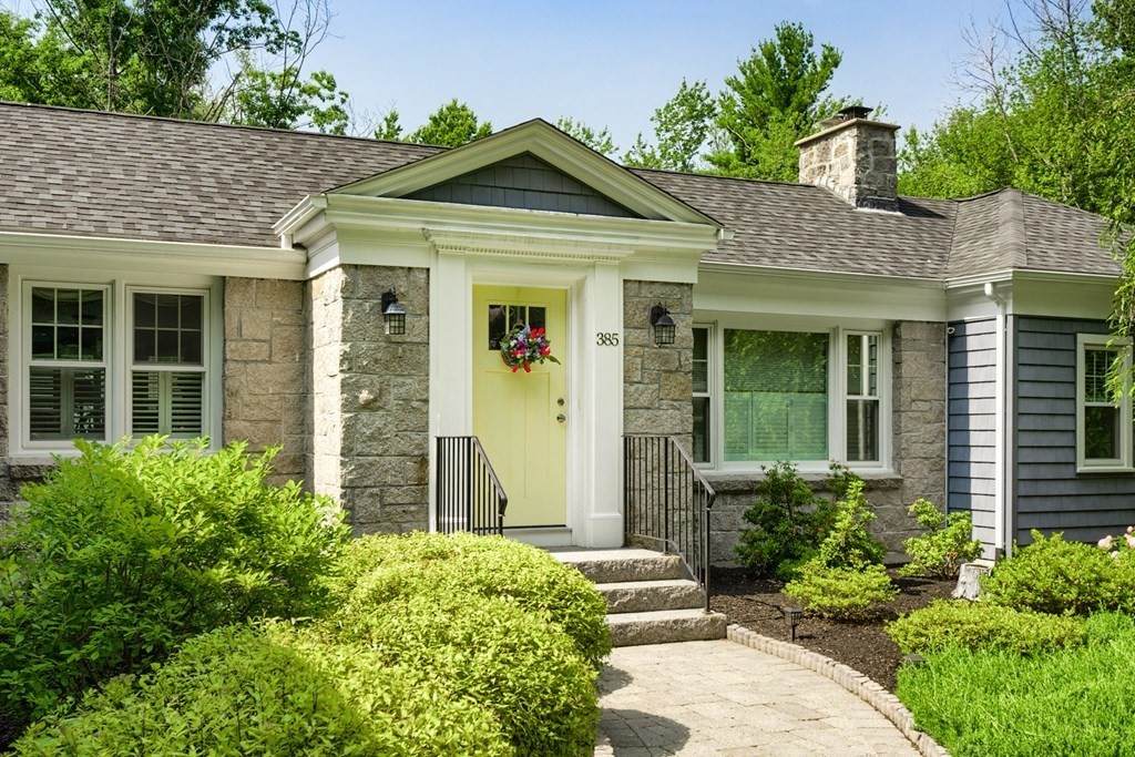 385 Salisbury - Photo 1