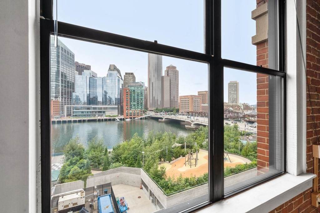 33 Sleeper St - Photo 1