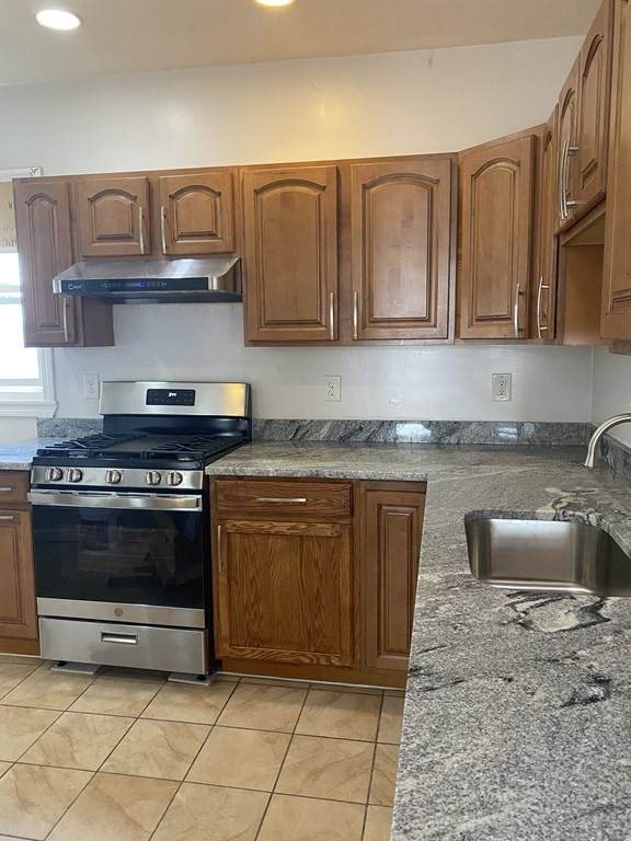 1745 Dorchester Ave - Photo 1