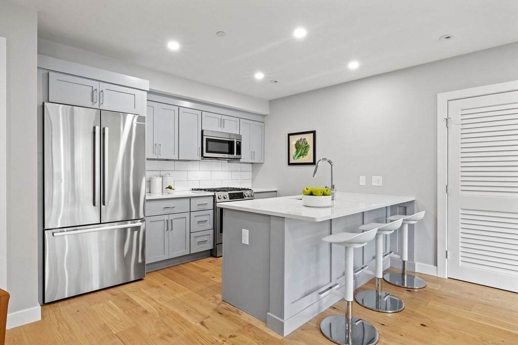 10-16 Everett Street - Photo 1