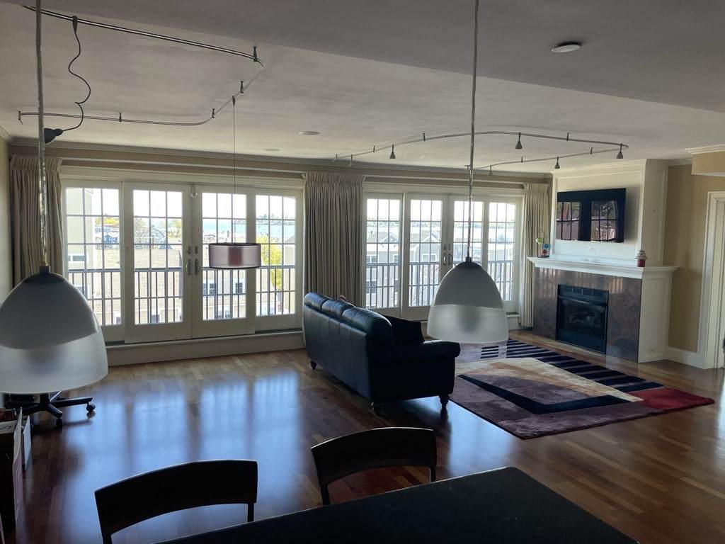 225 Derby St - Photo 1