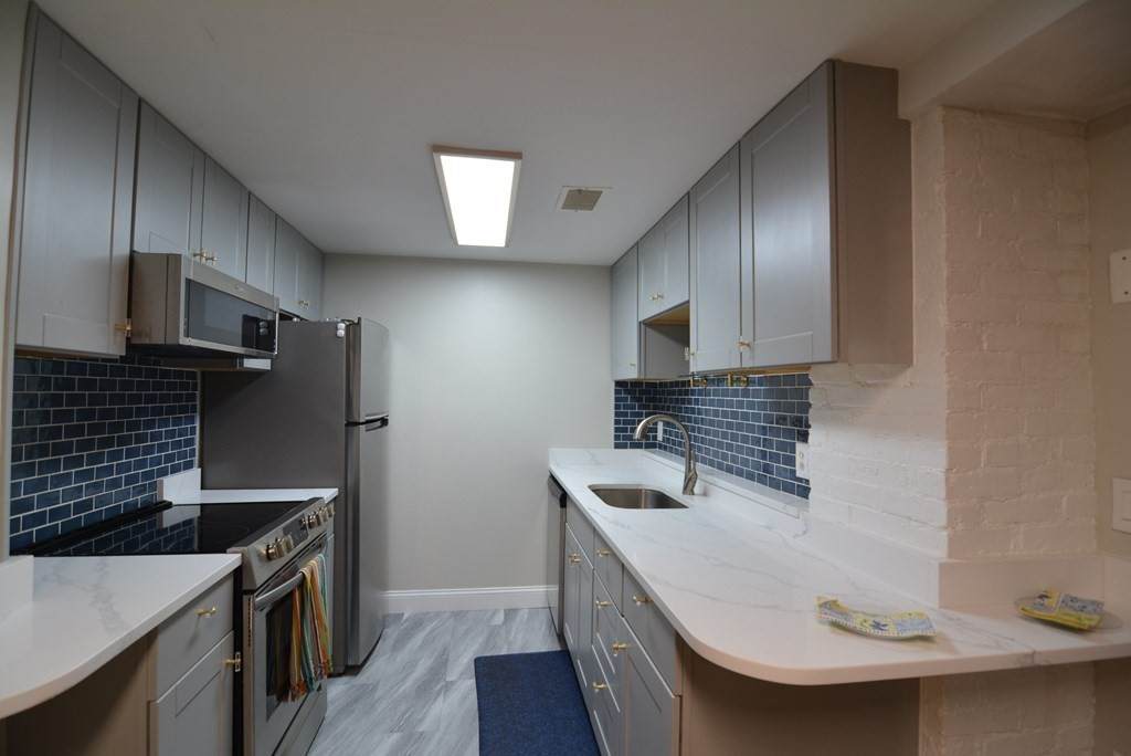 111 Gainsborough St - Photo 1