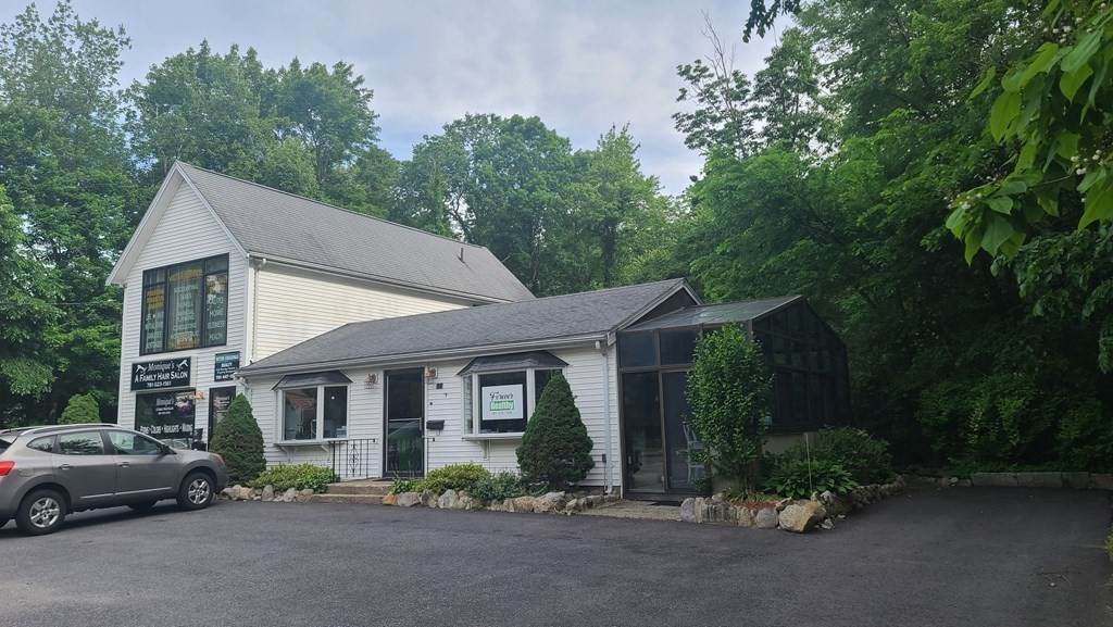 571 Temple St - Photo 1