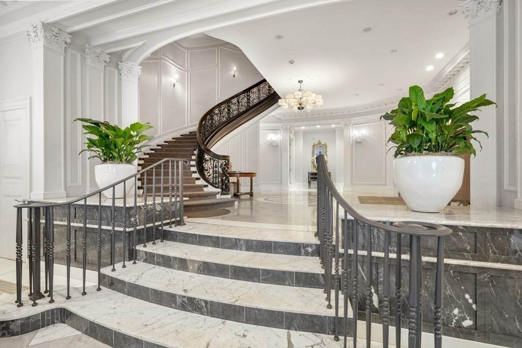 409 Commonwealth Ave - Photo 1