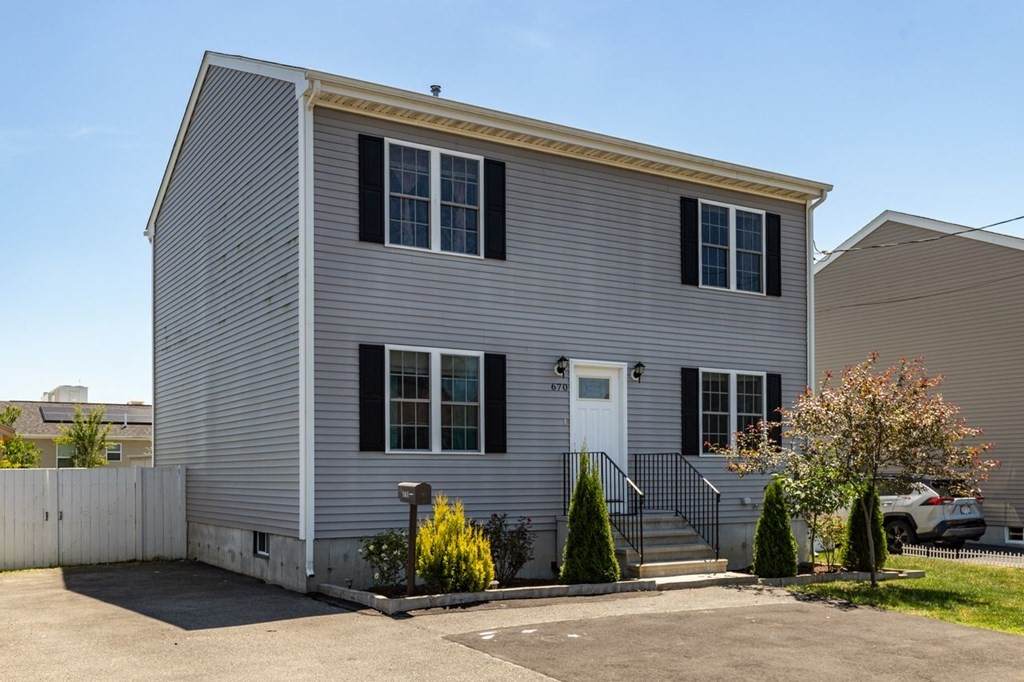 670 Laurel St. - Photo 1