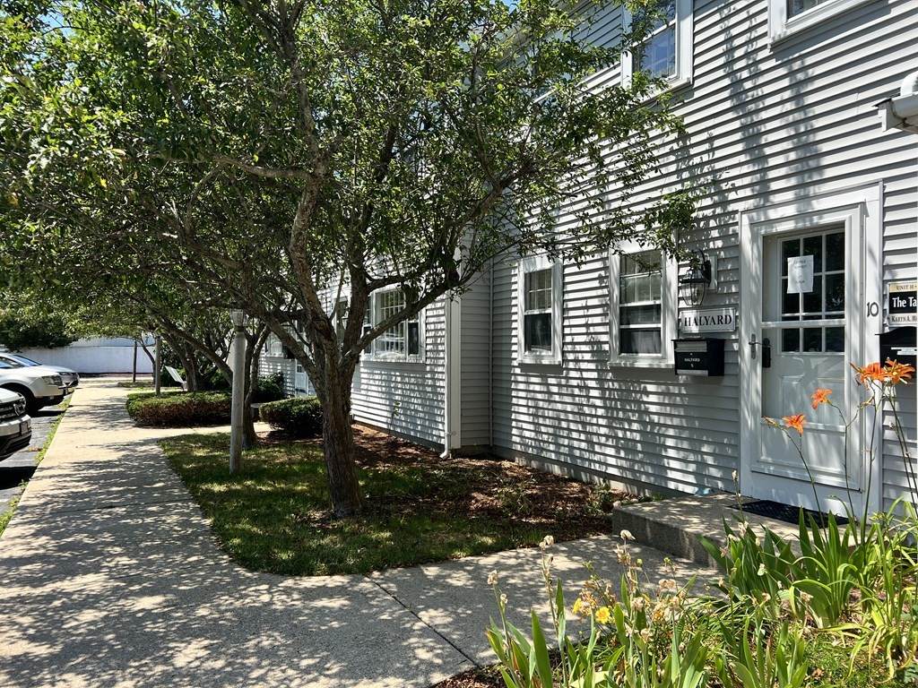 100 W Main St - Photo 1