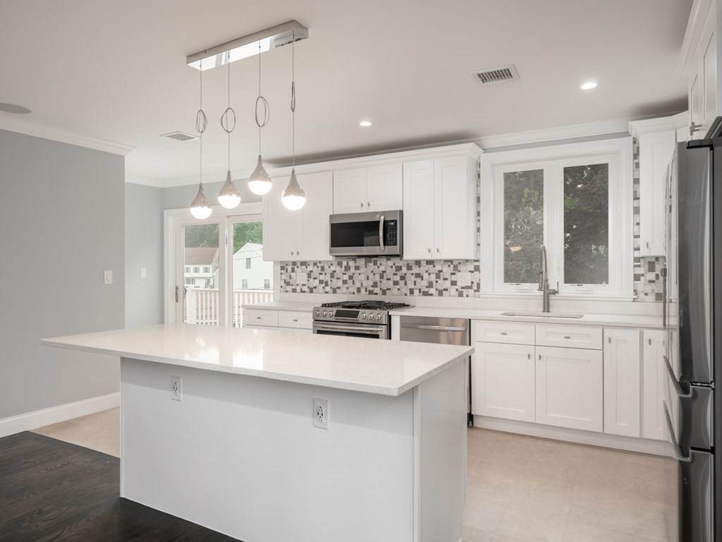 1086 Canterbury St - Photo 1