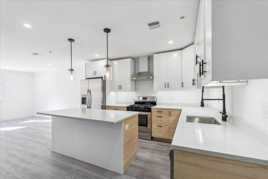 304 Sumner St - Photo 1