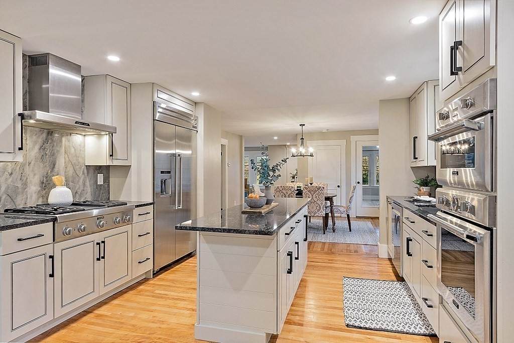 573 Rollstone St - Photo 1