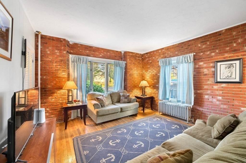 370 Pleasant St - Photo 1