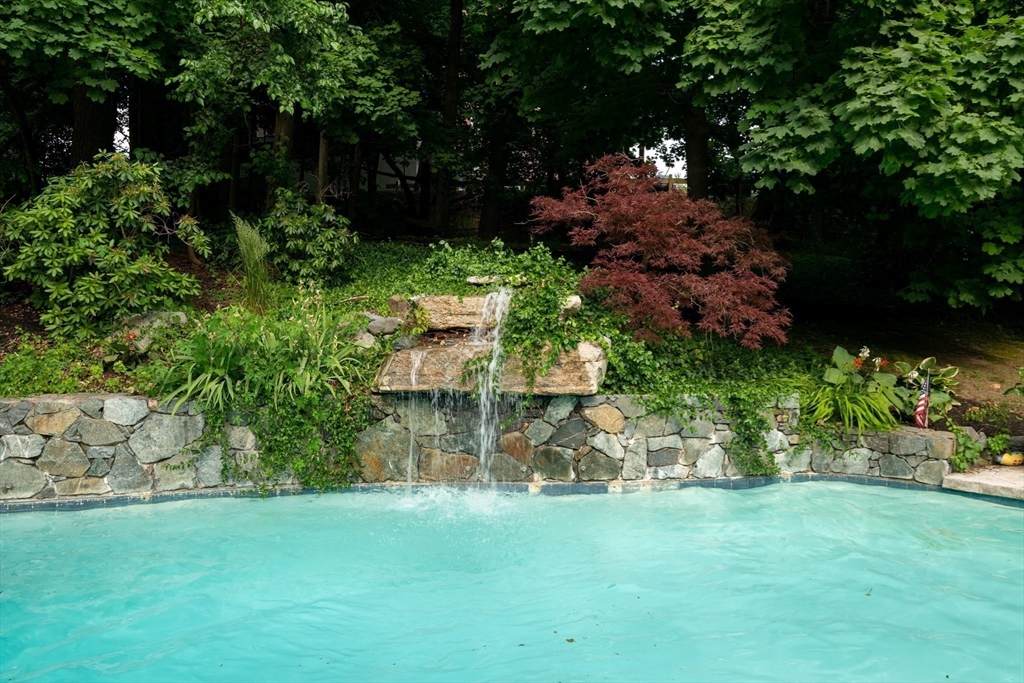 https://bt-photos.global.ssl.fastly.net/mlspin/orig_boomver_2_73255701_2.jpg