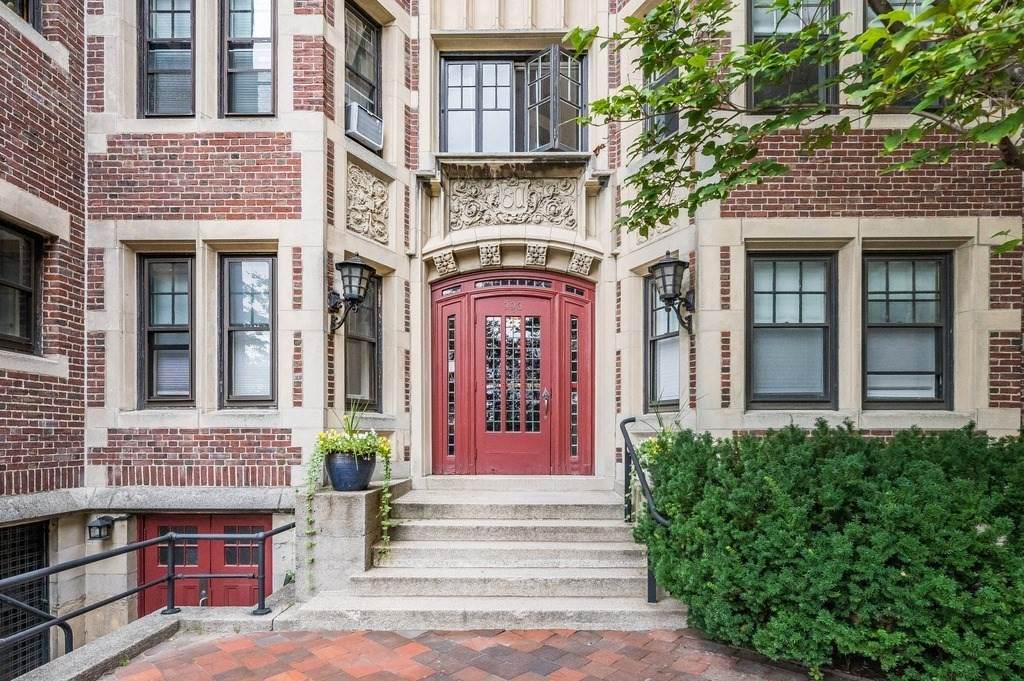 993 Memorial Dr - Photo 1