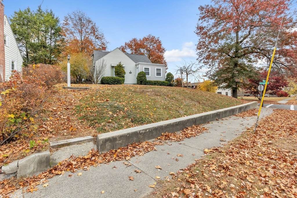 522 Plumtree Rd - Photo 1