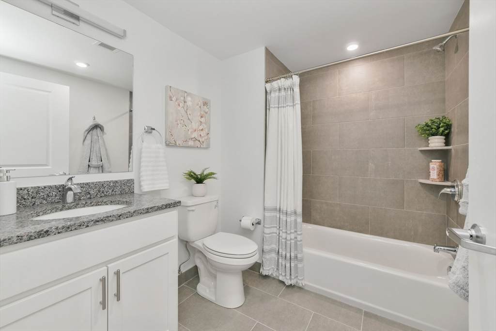 585 Essex St - Photo 1