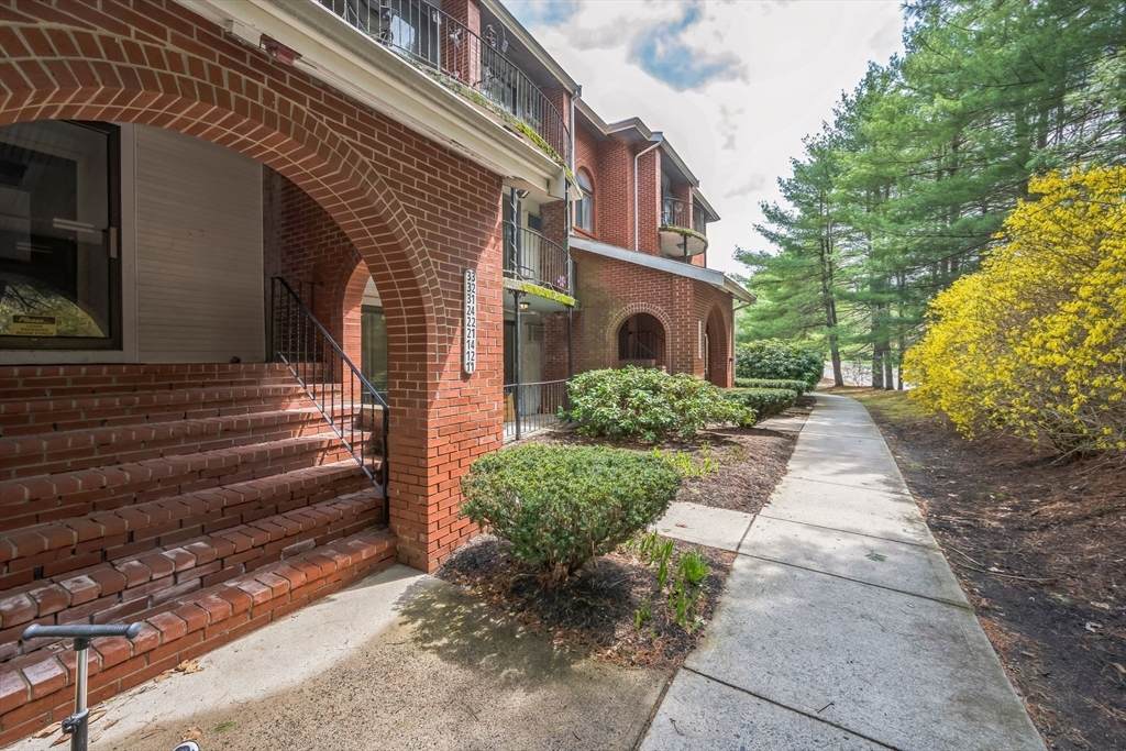 8 Longmeadow Dr - Photo 1