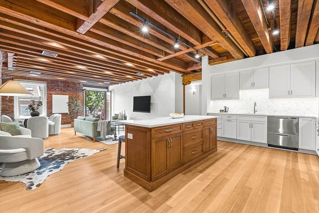343 Commercial St - Photo 1