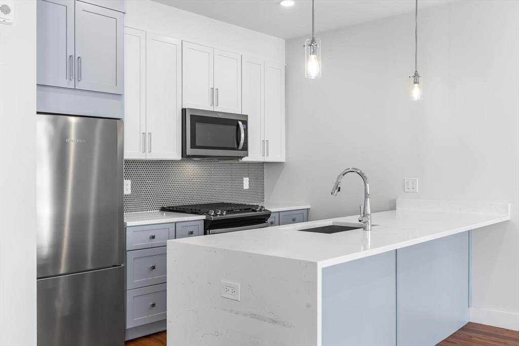 181 Bennington St - Photo 1
