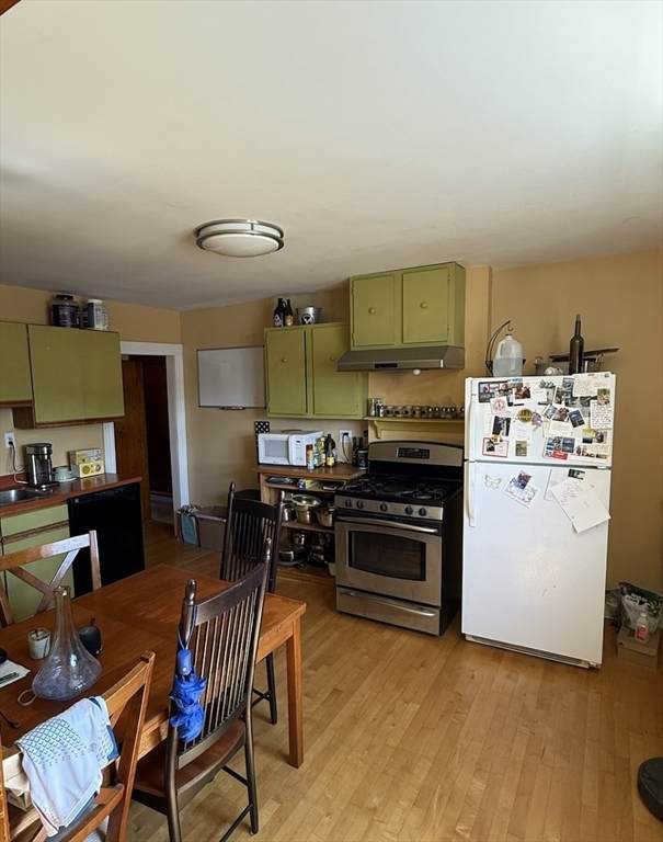 54 Webster Ave - Photo 1