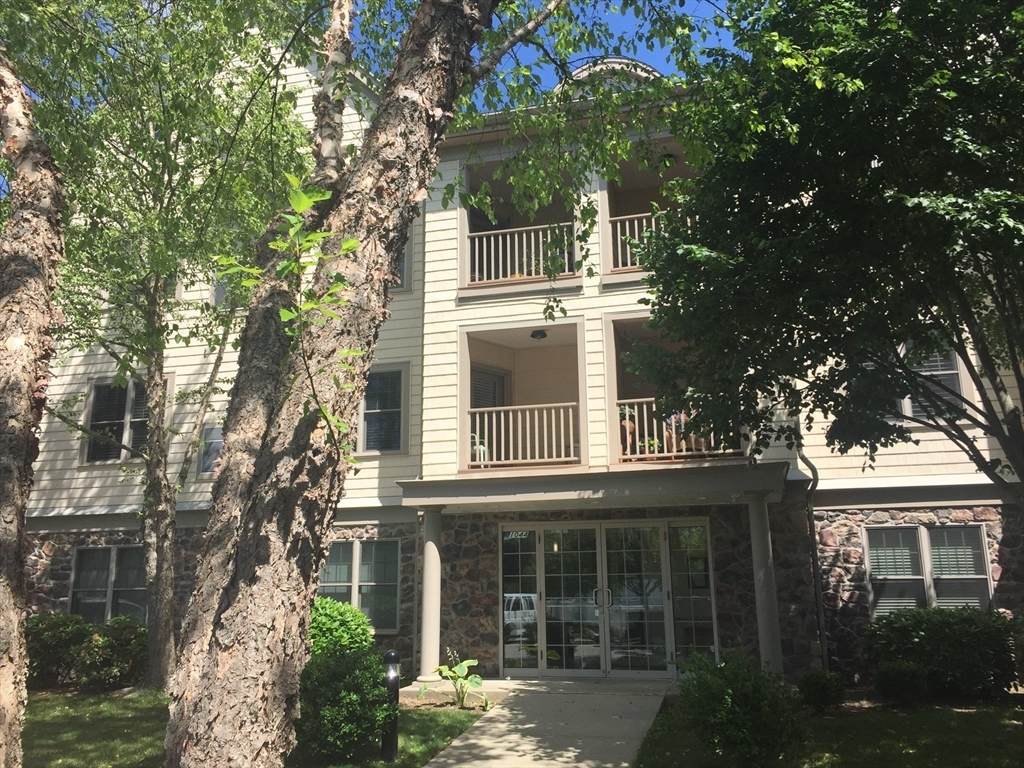 1044 Victoria - Photo 1