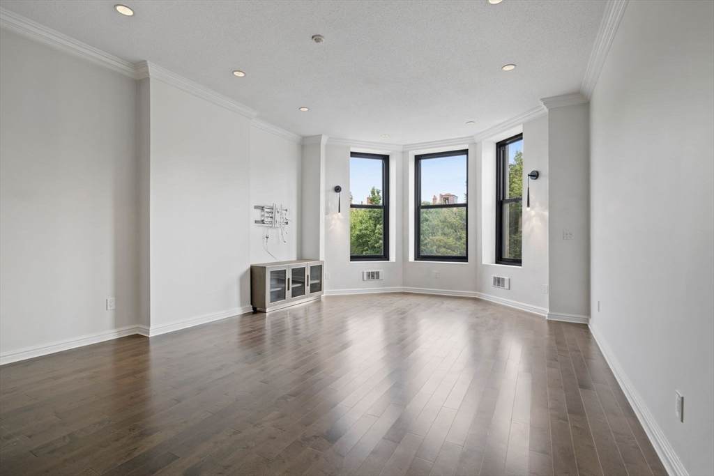 160 Commonwealth Ave - Photo 1