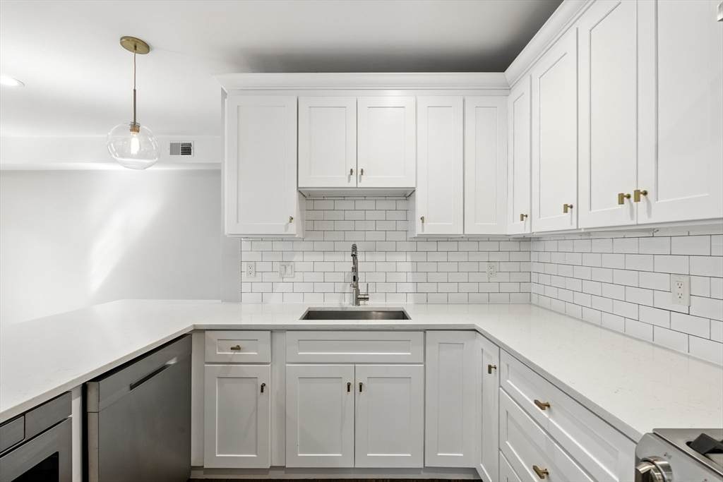 52 R River St - Photo 1