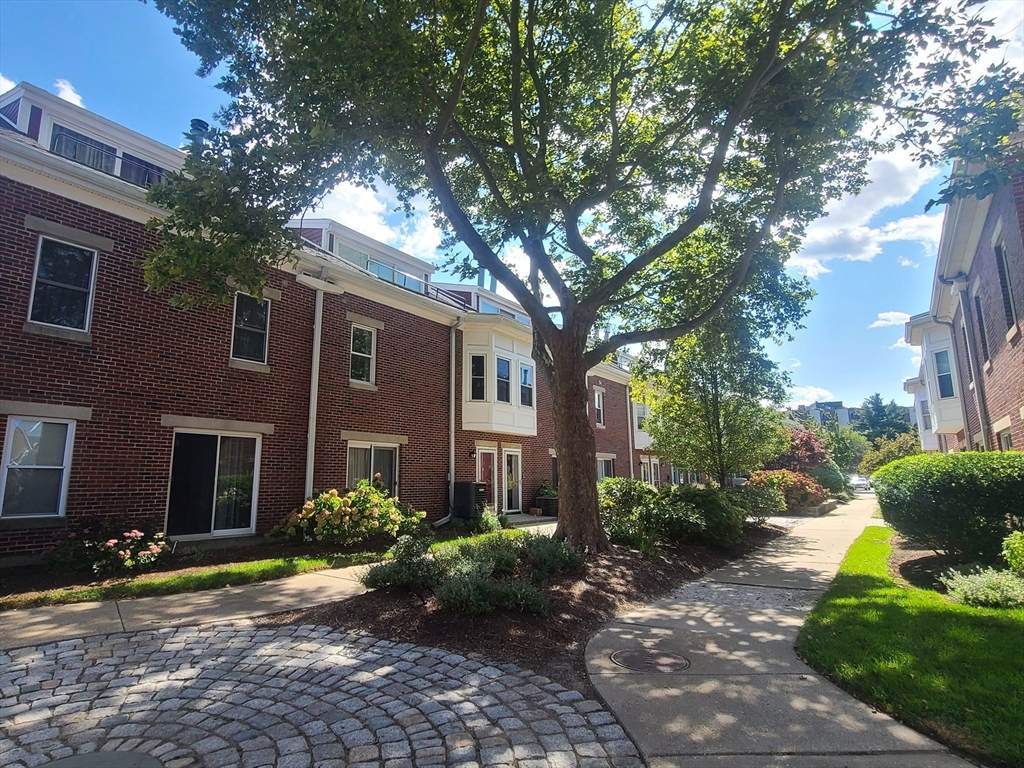 152 Quincy Shore Dr - Photo 1