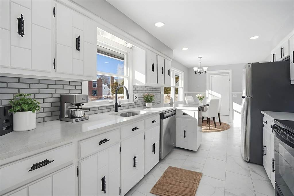 87 Clarendon Ave - Photo 1