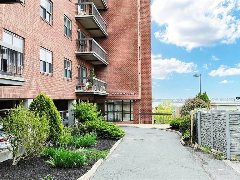 12 Chancery Ct - Photo 1