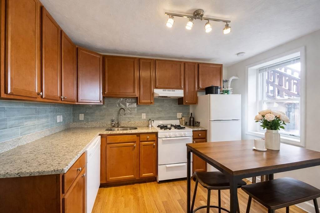 1056 Cambridge St - Photo 1