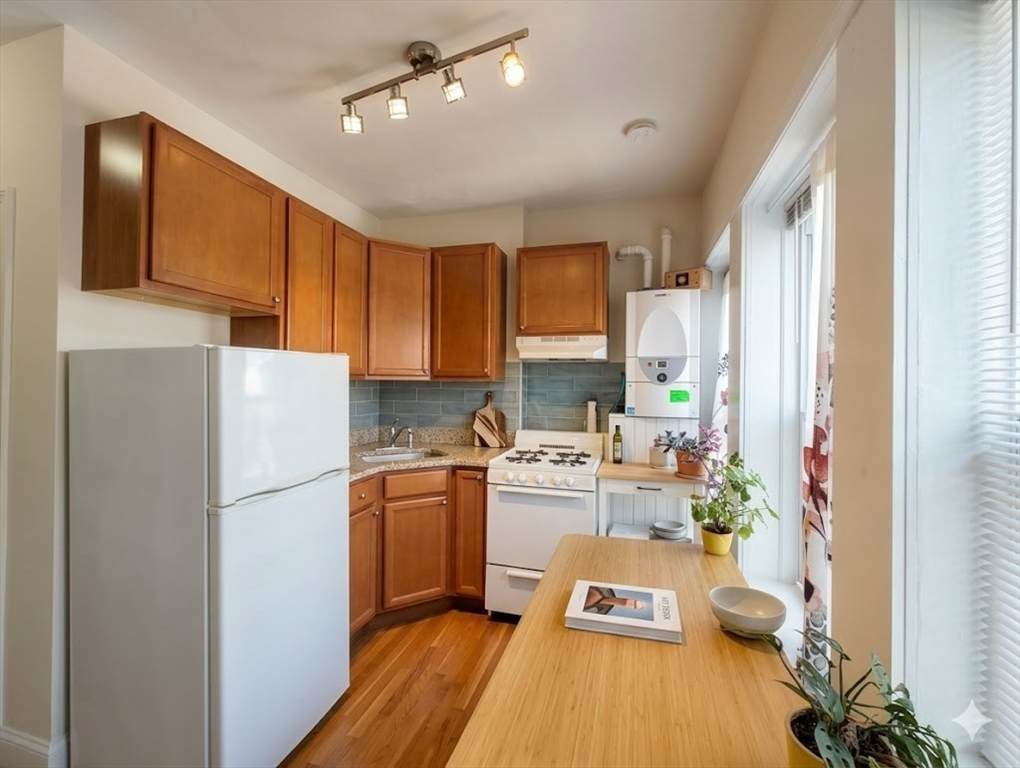 1056 Cambridge St - Photo 1