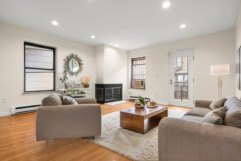 18 East Springfield St - Photo 1