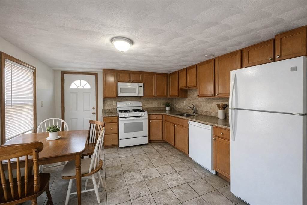585 Somerville - Photo 1