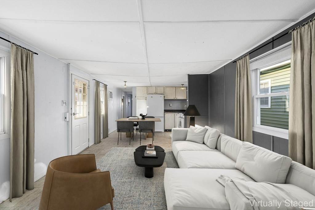 261 Newbury - Photo 1