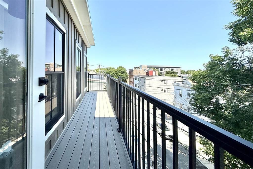 165 Everett St - Photo 1