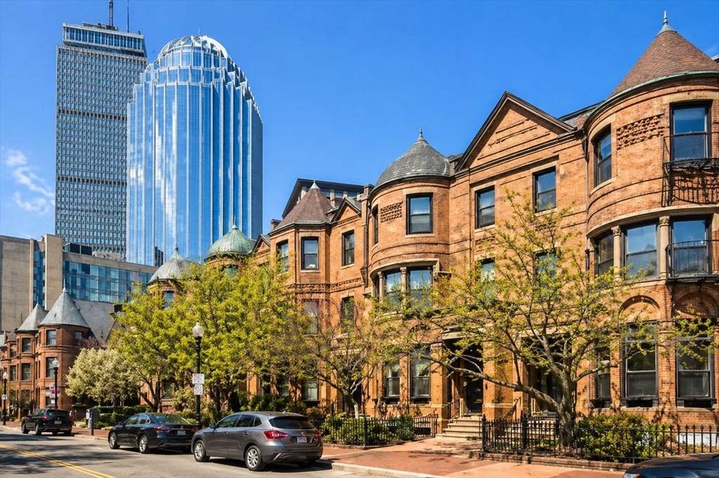 245 W Newton St - Photo 1
