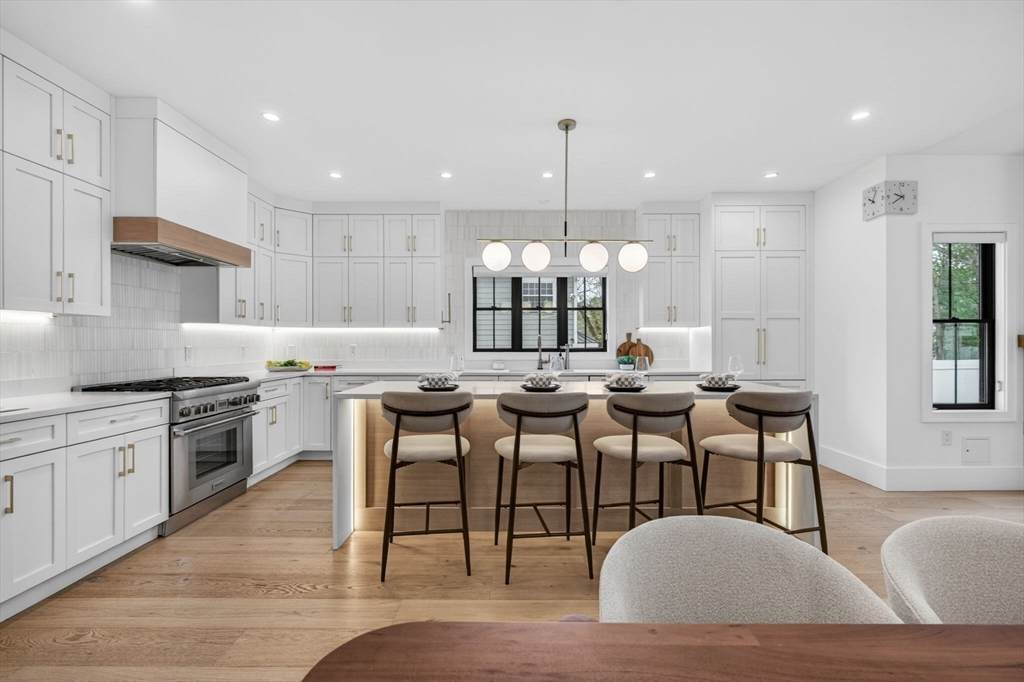 71 Cloverdale - Photo 1