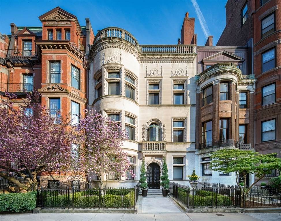 304 Commonwealth Ave - Photo 1