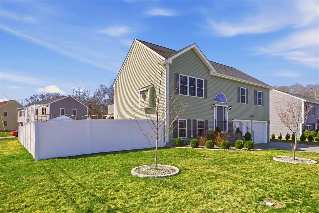 341 Courtney St - Photo 1