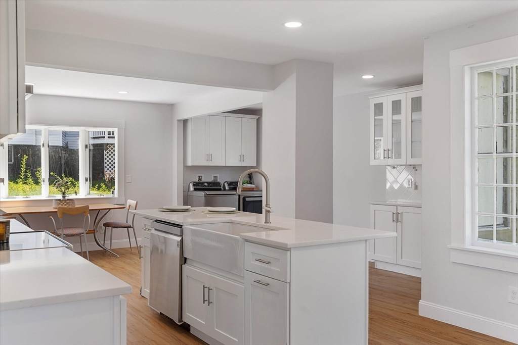 4 Chamberlain Pkwy - Photo 1